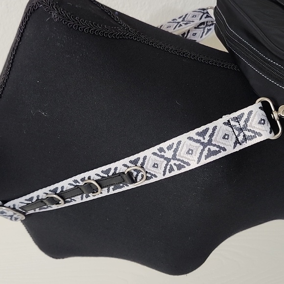 EUC Sakroots WESTWOOD Crossbody - Picture 6 of 8